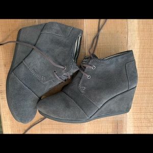 TOMS desert wedge boot 6.5